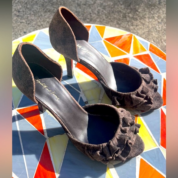 NWOT Elizabeth and James Stella Ruffled Suede Pump heels, Size 7.5, brown/grey - Picture 2 of 6
